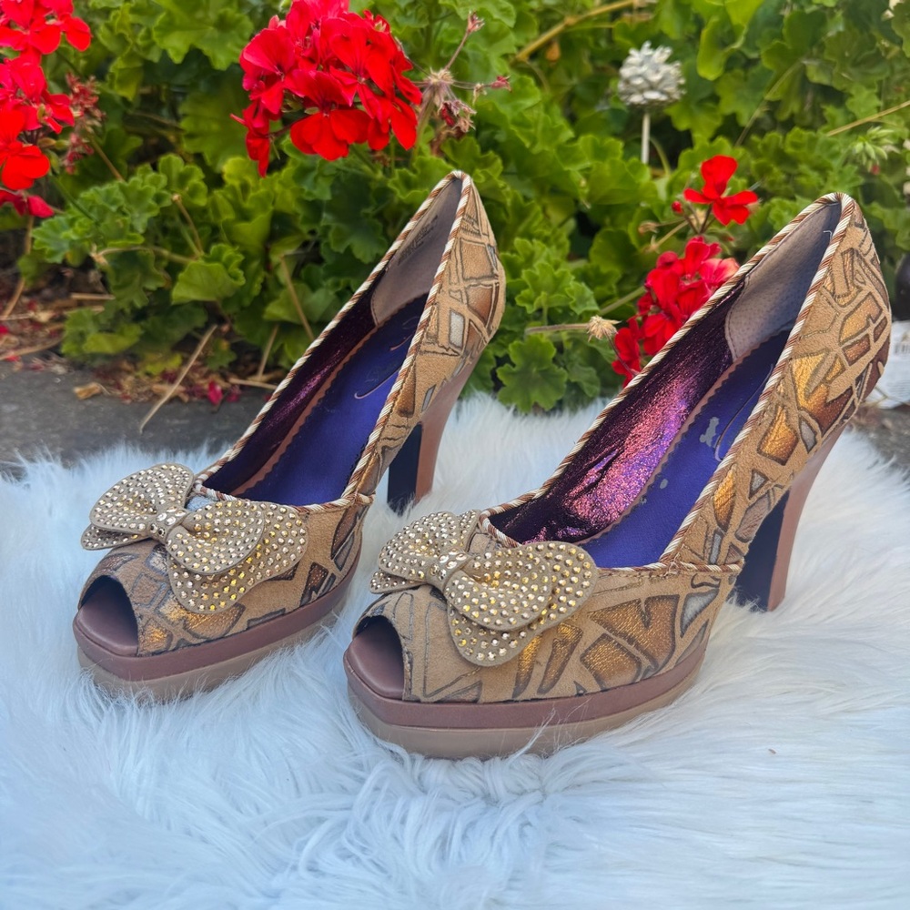 Poetic License Peek A Boo Love Heels